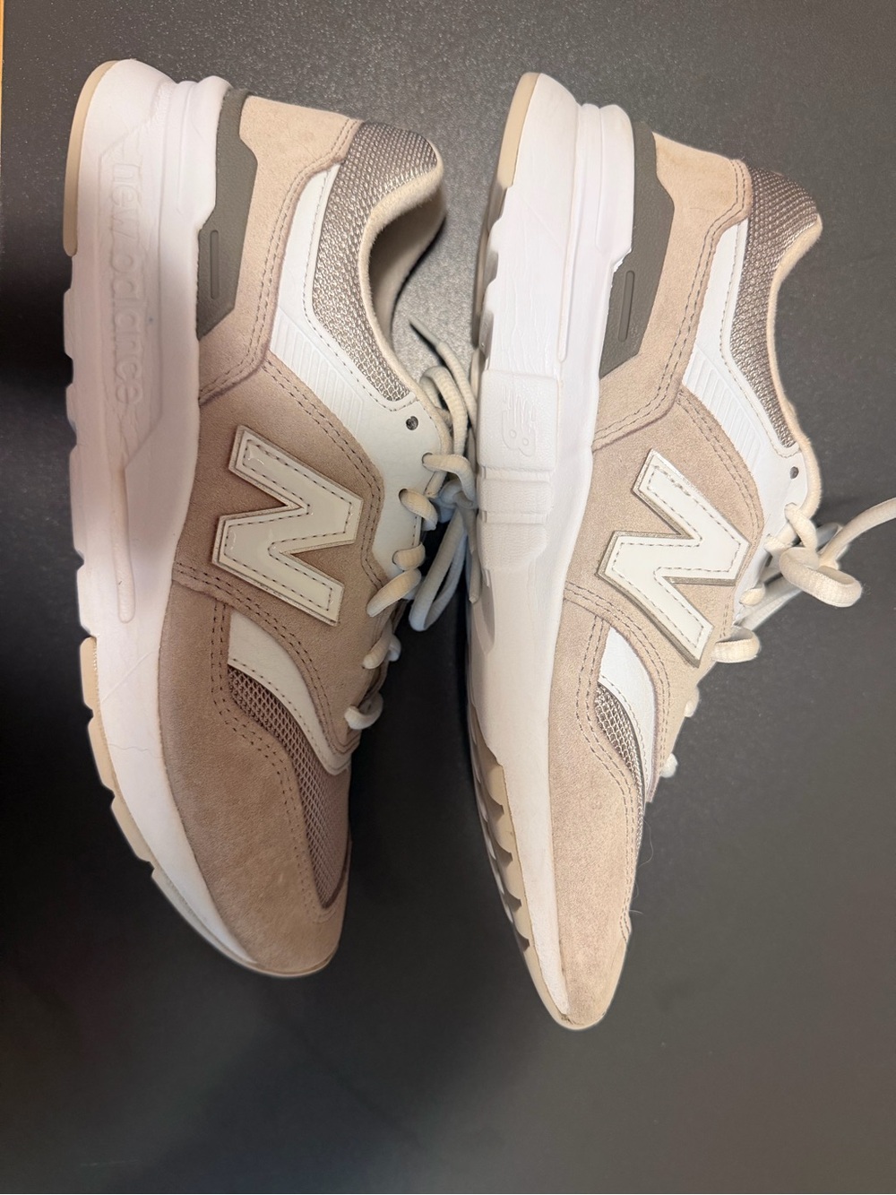 New Balance Women’s 997 Sneakers in Beige and White Suede size 7,5